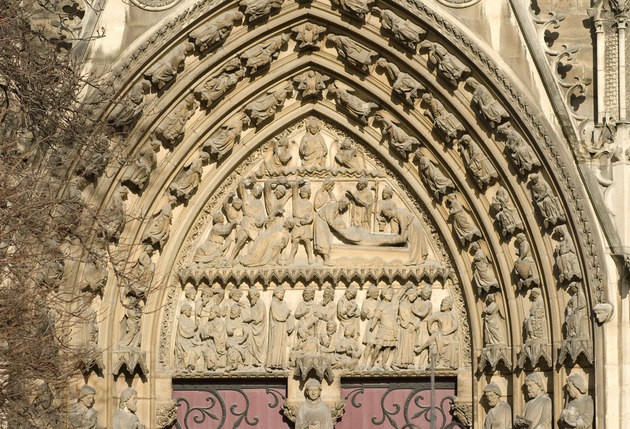 Imagen del pórtico de San Esteban de la Fachada de la catedral de Notre Dame