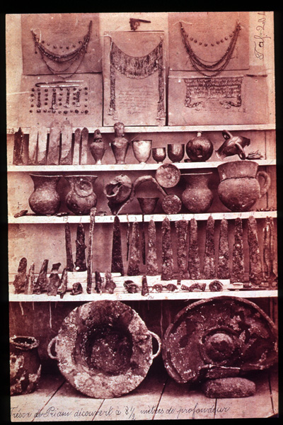 Fotografía del tesoro de Príamo encontrado por  Heinrich Schliemann